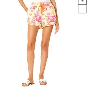 WAYF Denise Linen Shorts in Tropical Print